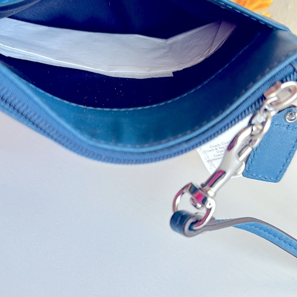 NWT COACH Ocean Leather Zip Wristlet - Picture 3 of 5